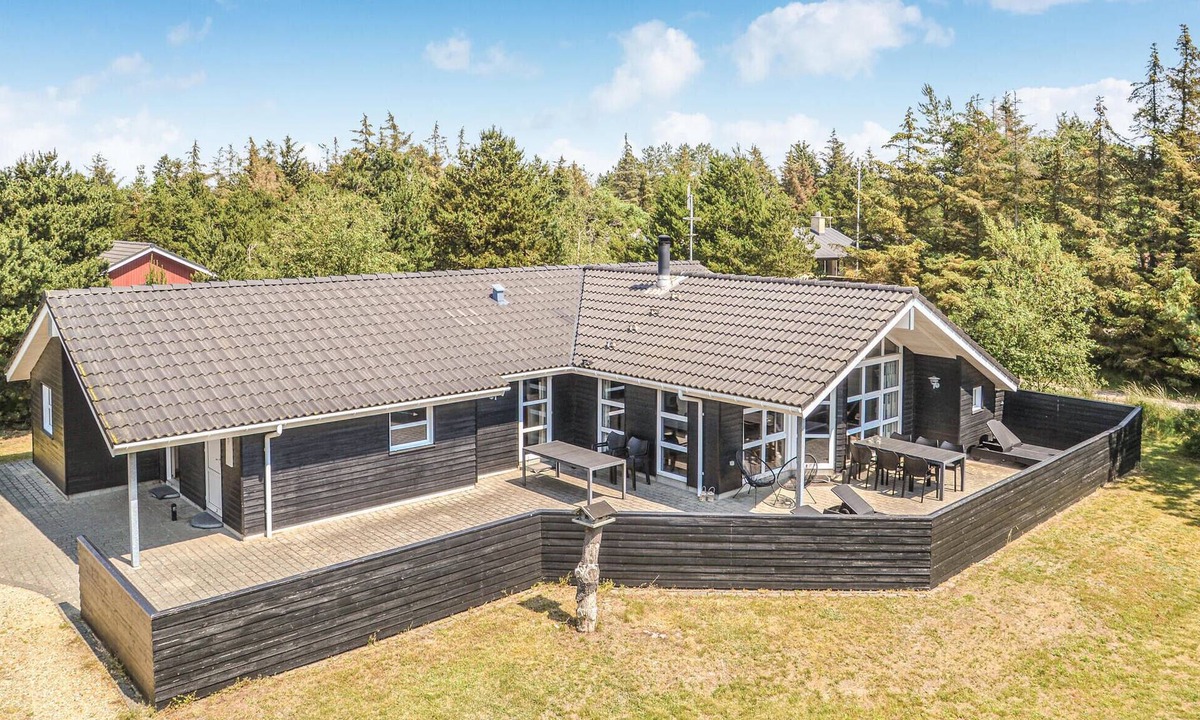 Blavand House | Stunning home in Blåvand with kitchen