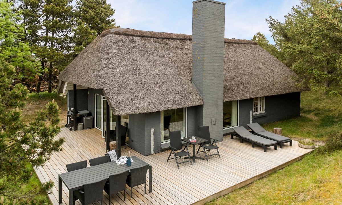 Blavand Strand House | Stunning home in Blåvand with kitchen