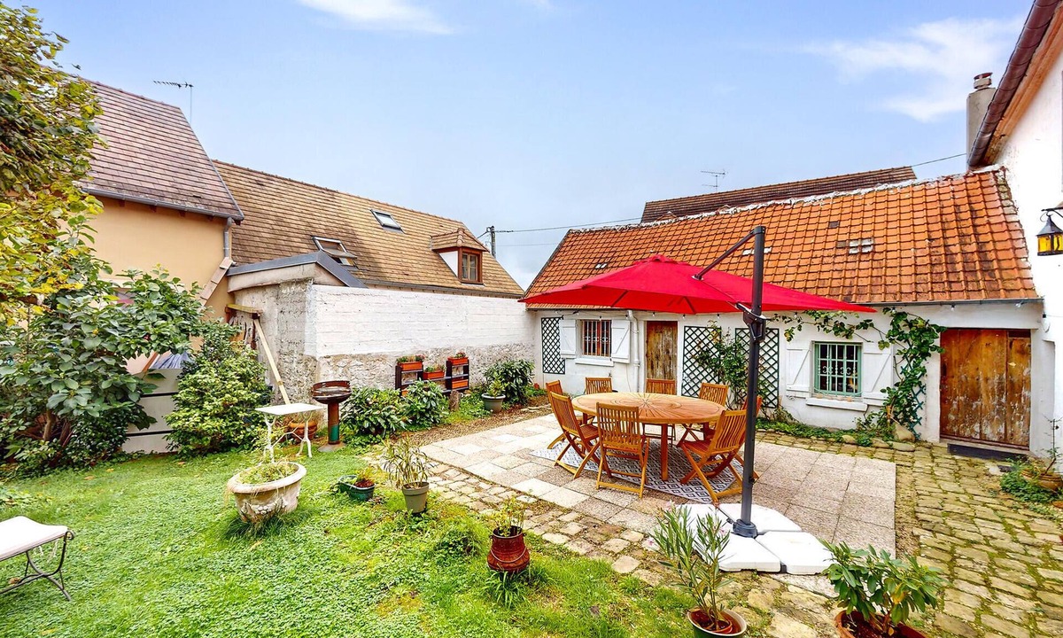 Chessy House | Stunning home in Chessy with WiFi