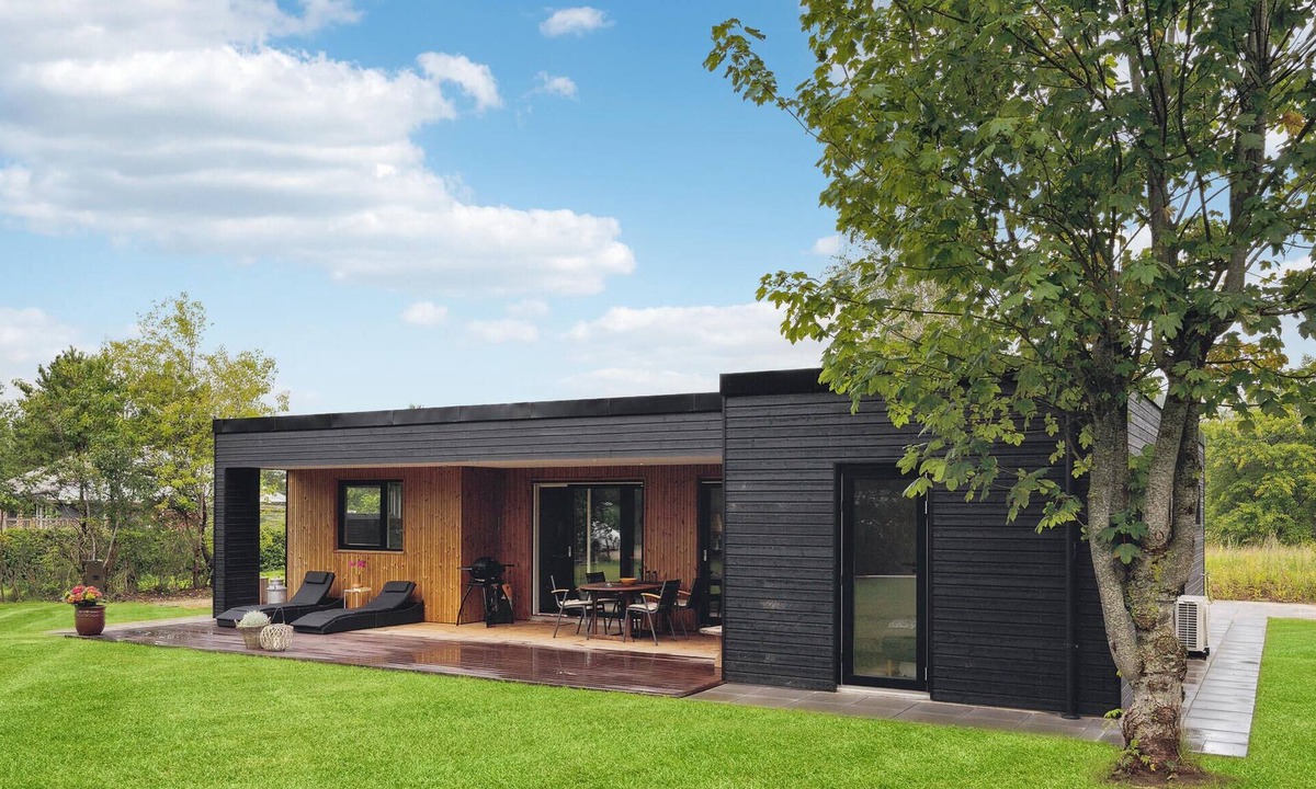 Farvang House | Stunning home in Fårvang with WiFi