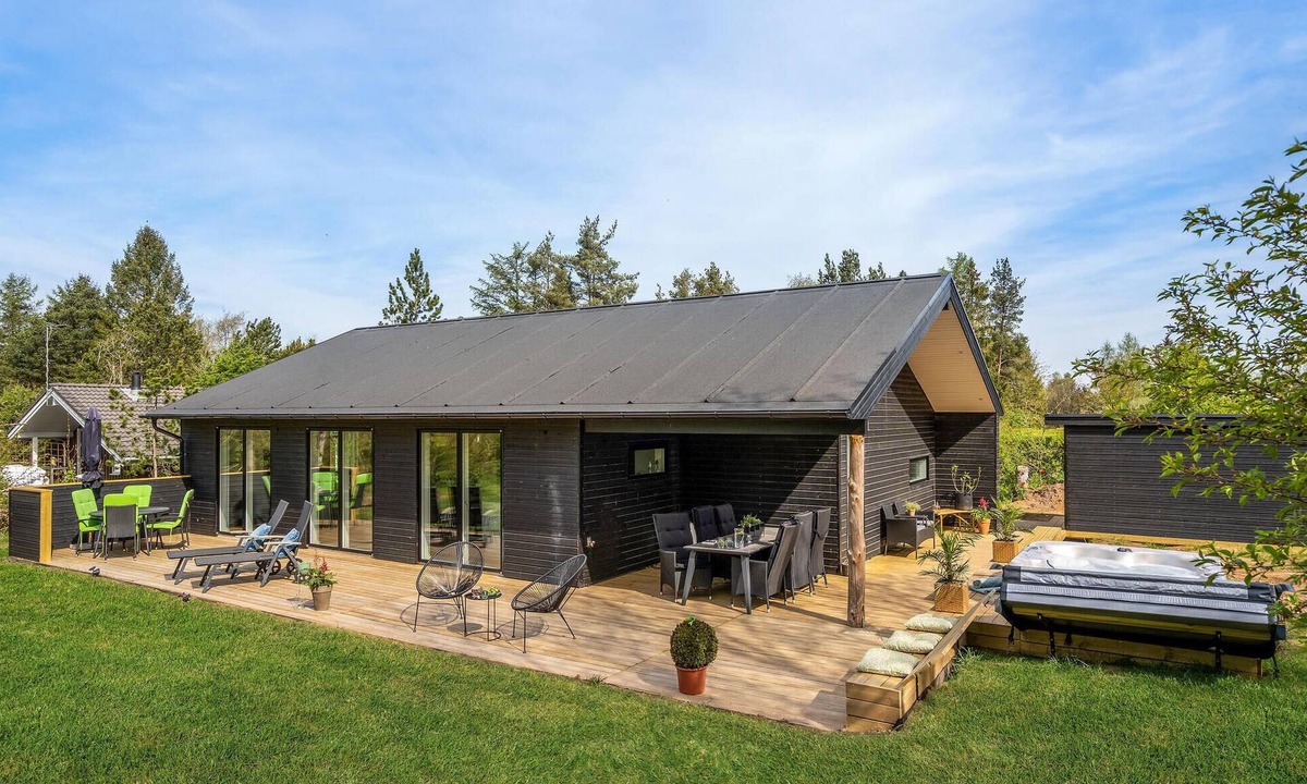 Farvang House | Stunning home in Fårvang with WiFi