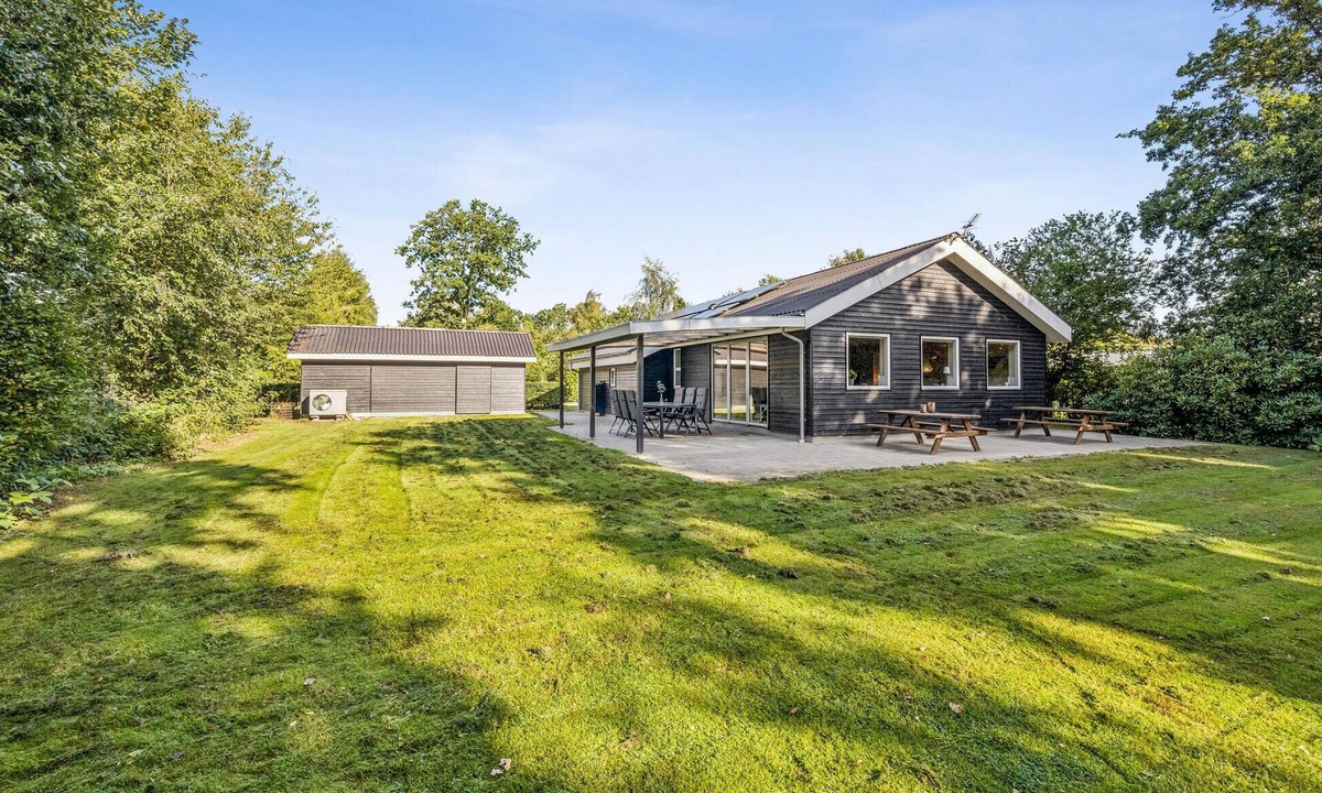 Hvalpsund House | Stunning home in Farsø with WiFi