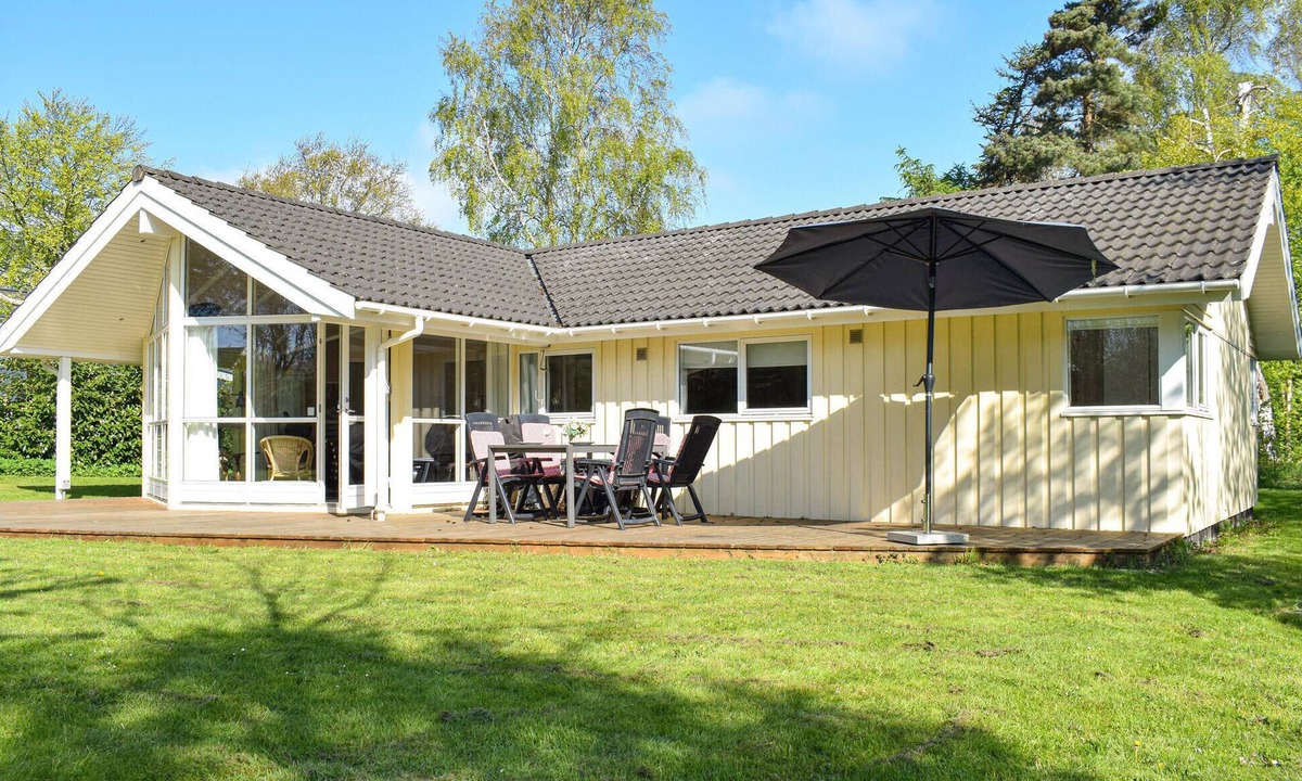 Gilleleje House | Stunning home in Gilleleje with kitchen