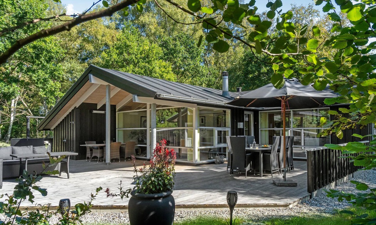 Grena Strand House | Stunning home in Grenaa with kitchen