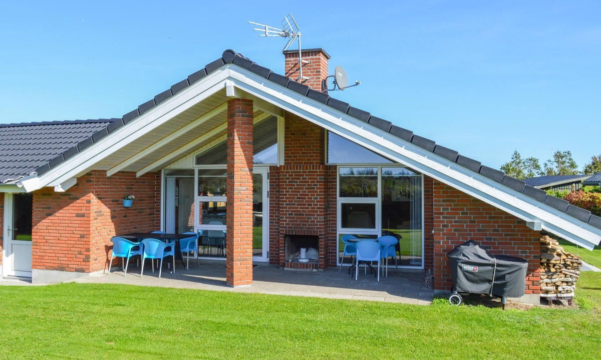 Haslevgarde House | Stunning home in Hadsund with kitchen