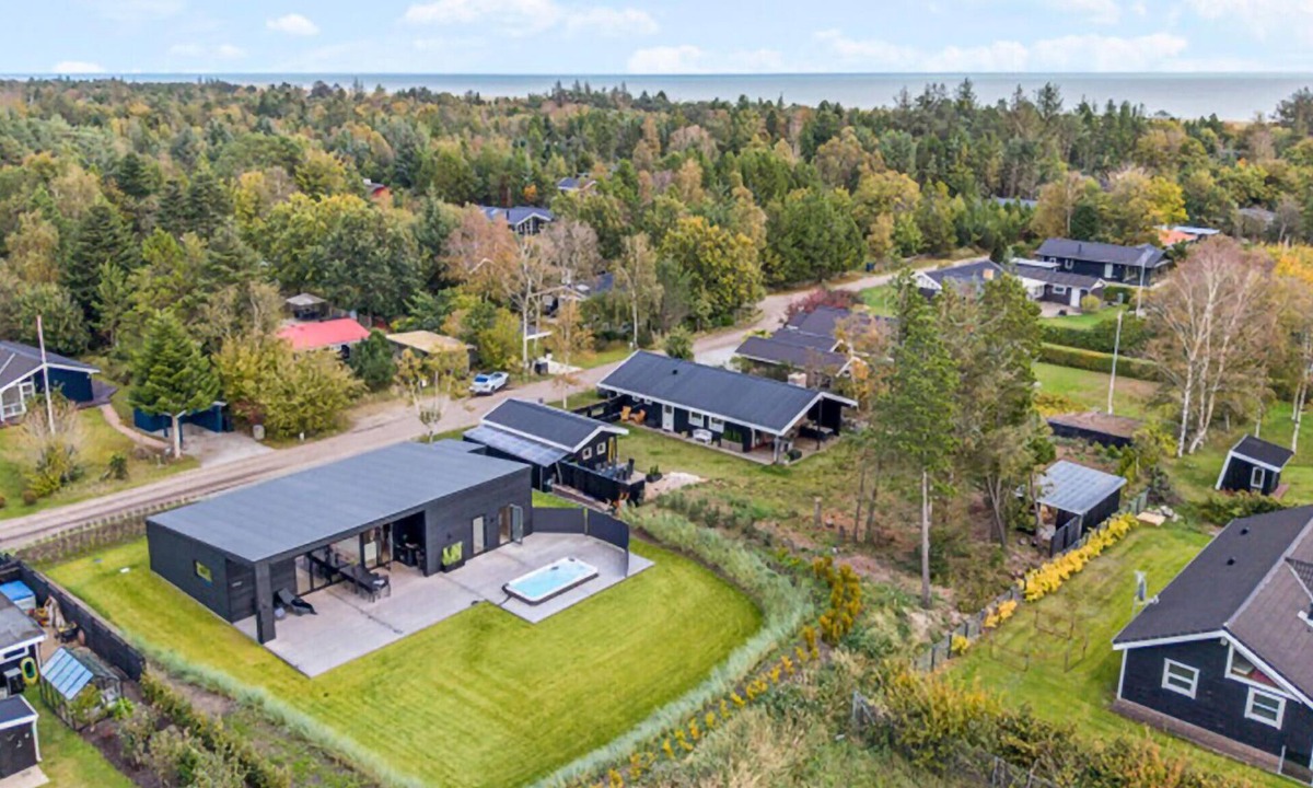 Hou House | Stunning home in Hals with sauna