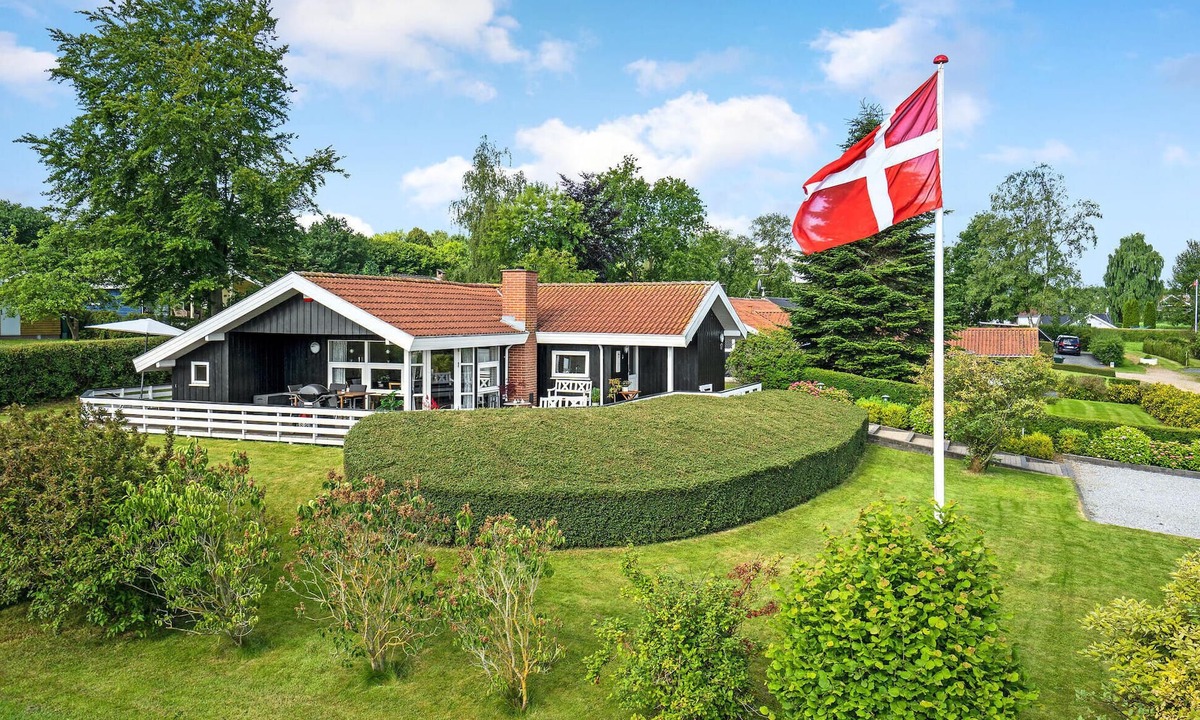 Hejlsminde Strand House | Stunning home in Hejls with kitchen