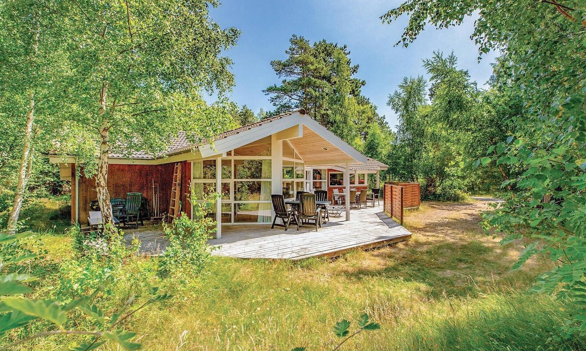 Hojby House | Stunning home in Højby with kitchen