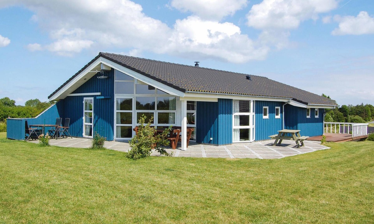 Østerskov House | Stunning home in Humble with sauna