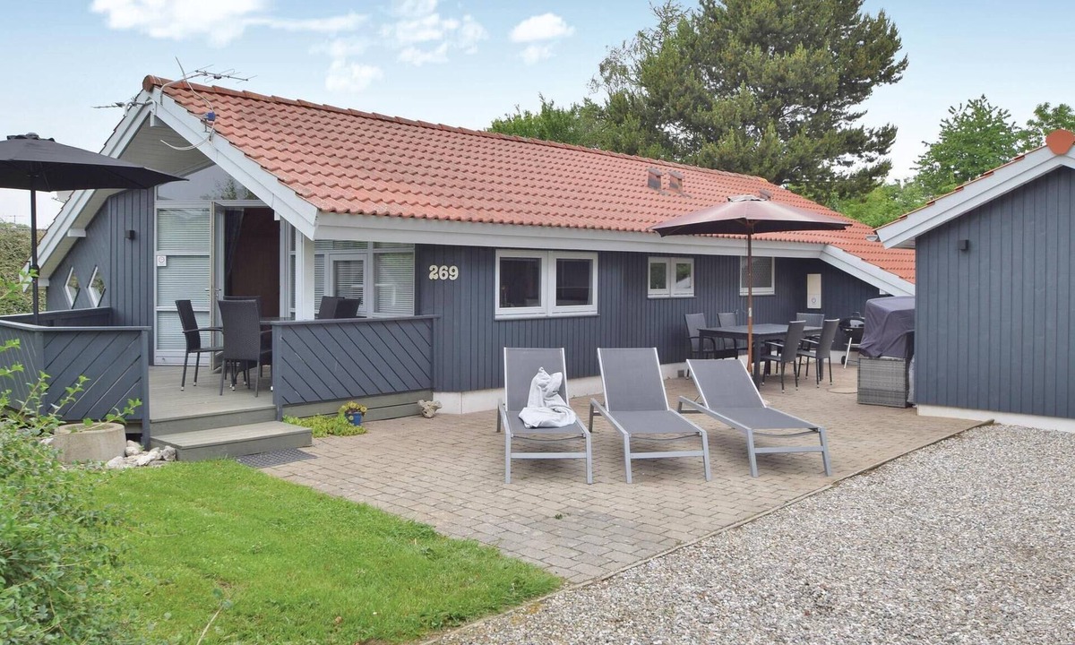 Pøt Strandby House | Stunning home in Juelsminde with sauna