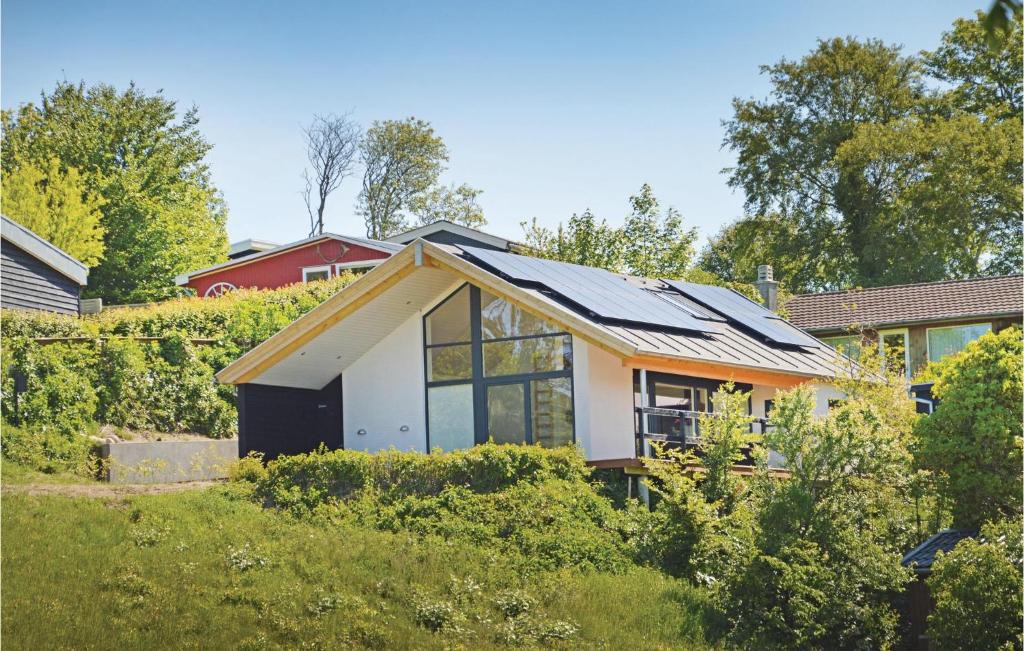 Hjarbæk House | Stunning Home In Løgstrup With Kitchen