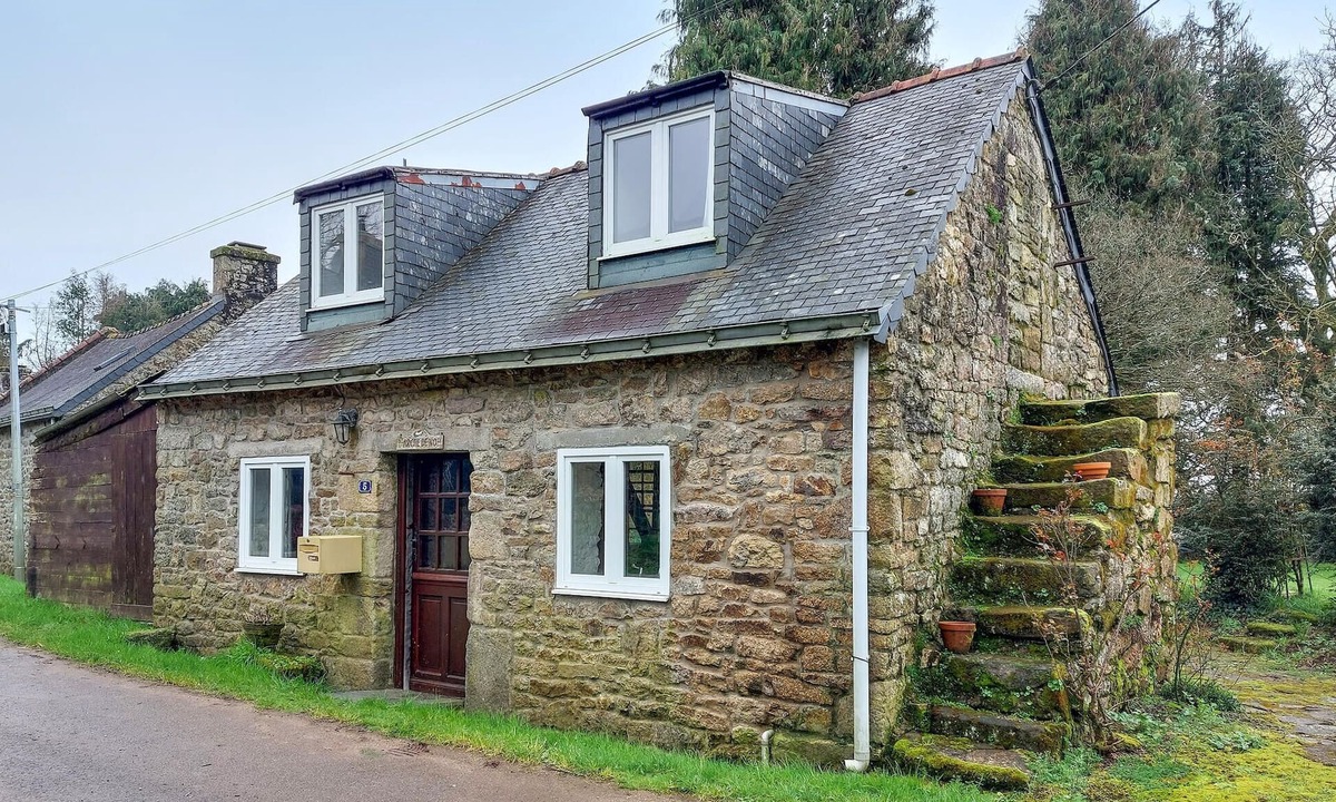 Lignol House | Stunning home in Lignol with kitchen