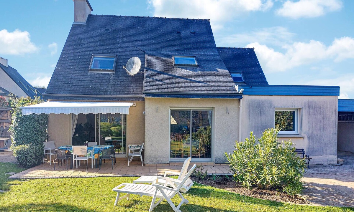 Locquenole House | Stunning home in Locquénolé with WiFi