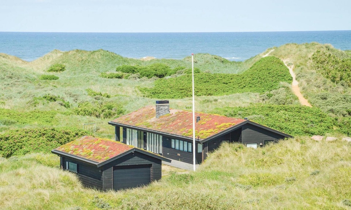 Grønhøj House | Stunning home in Løkken with kitchen