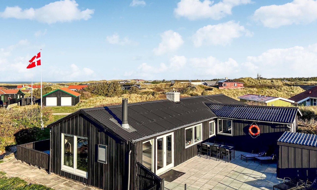 Grønhøj House | Stunning home in Løkken with kitchen