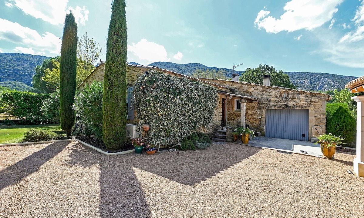 Maubec House | Stunning home in Maubec with WiFi