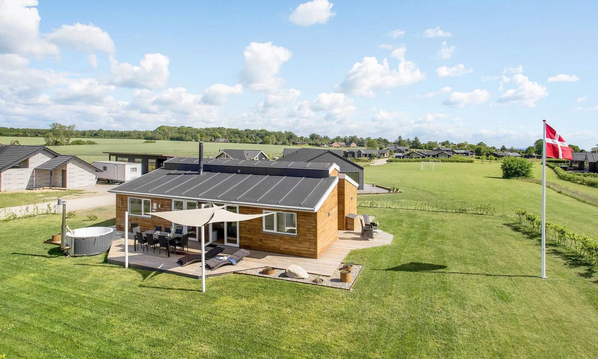 Saksild Strand House | Stunning home in Odder with WiFi