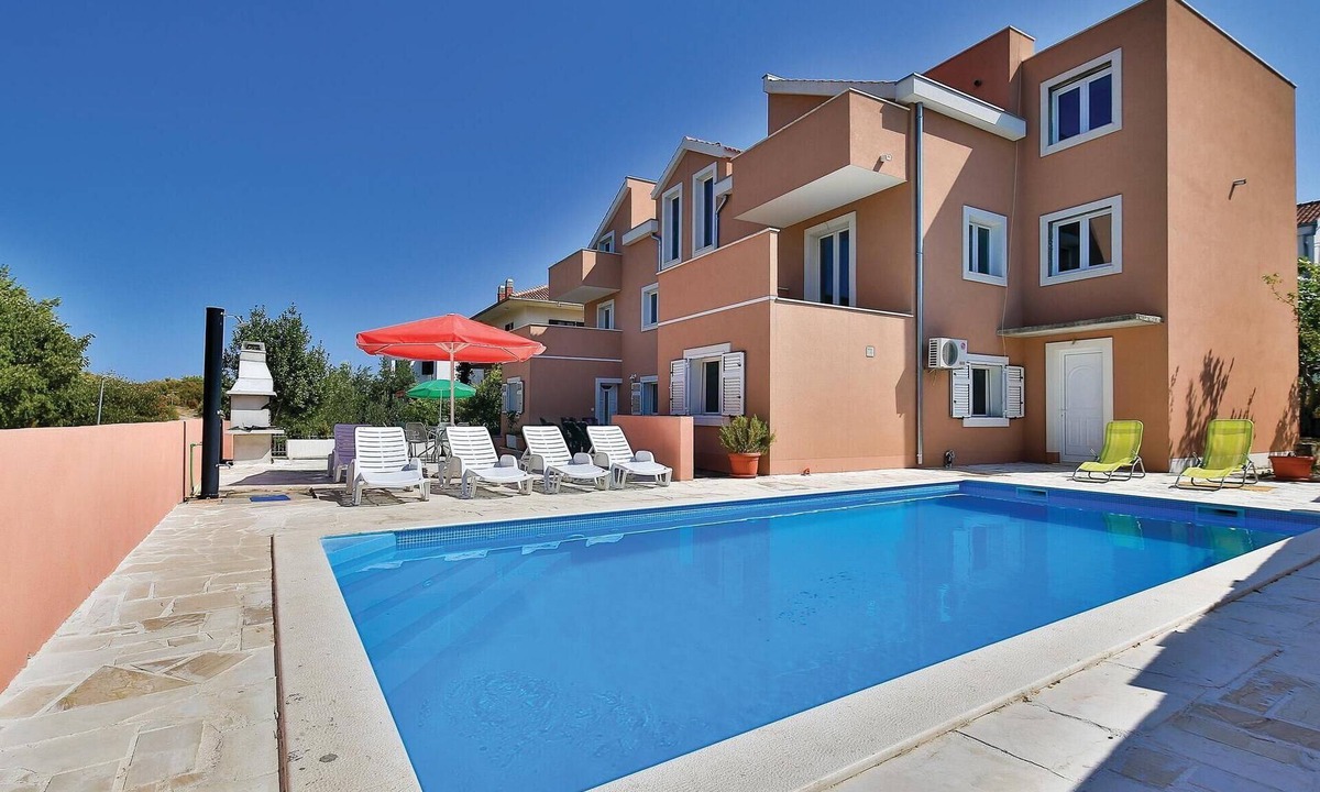 Okrug Donji House | Stunning home in Okrug Donji