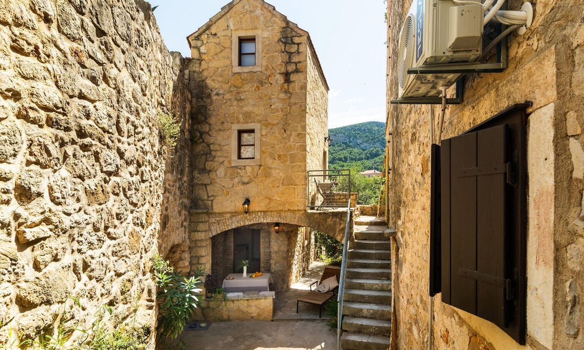 Pitve House | Stunning home in Pitve with WiFi