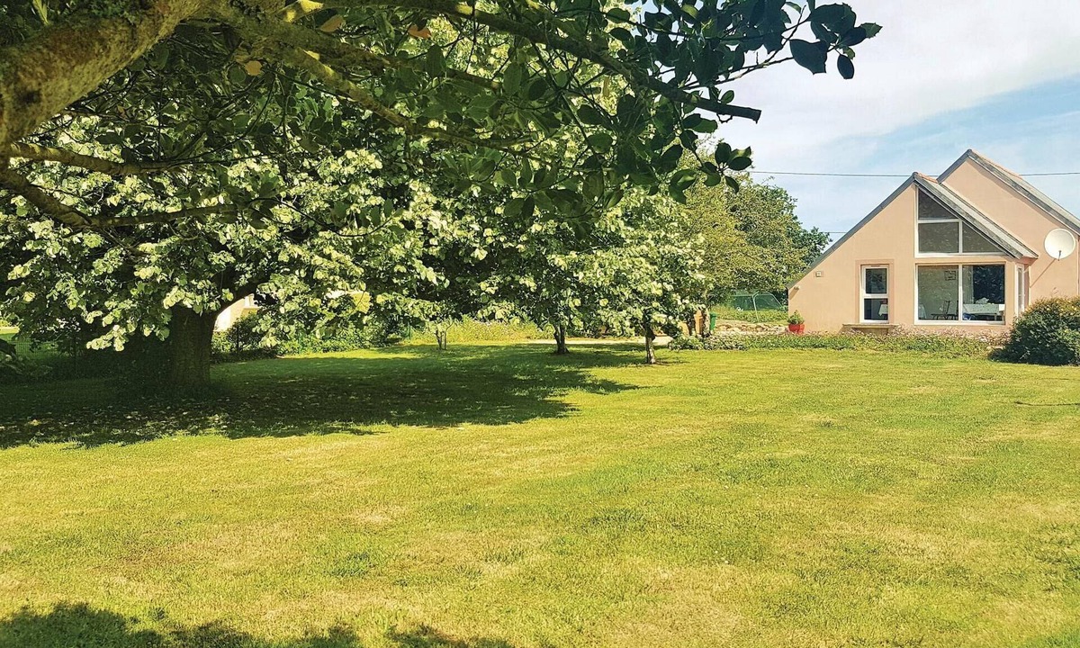 Plogoff House | Stunning home in Plogoff with kitchen