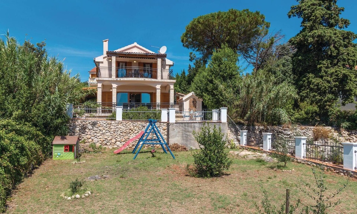 Preko House | Stunning home in Preko with kitchen