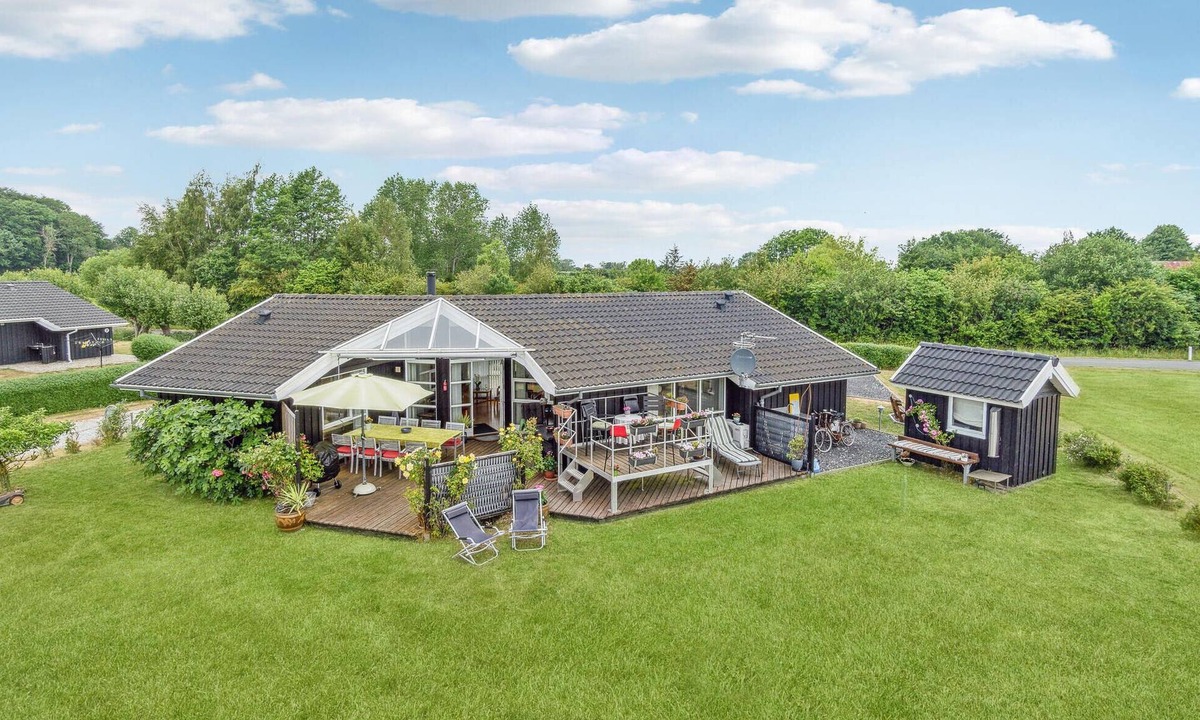 Spodsbjerg House | Stunning home in Rudkøbing with kitchen