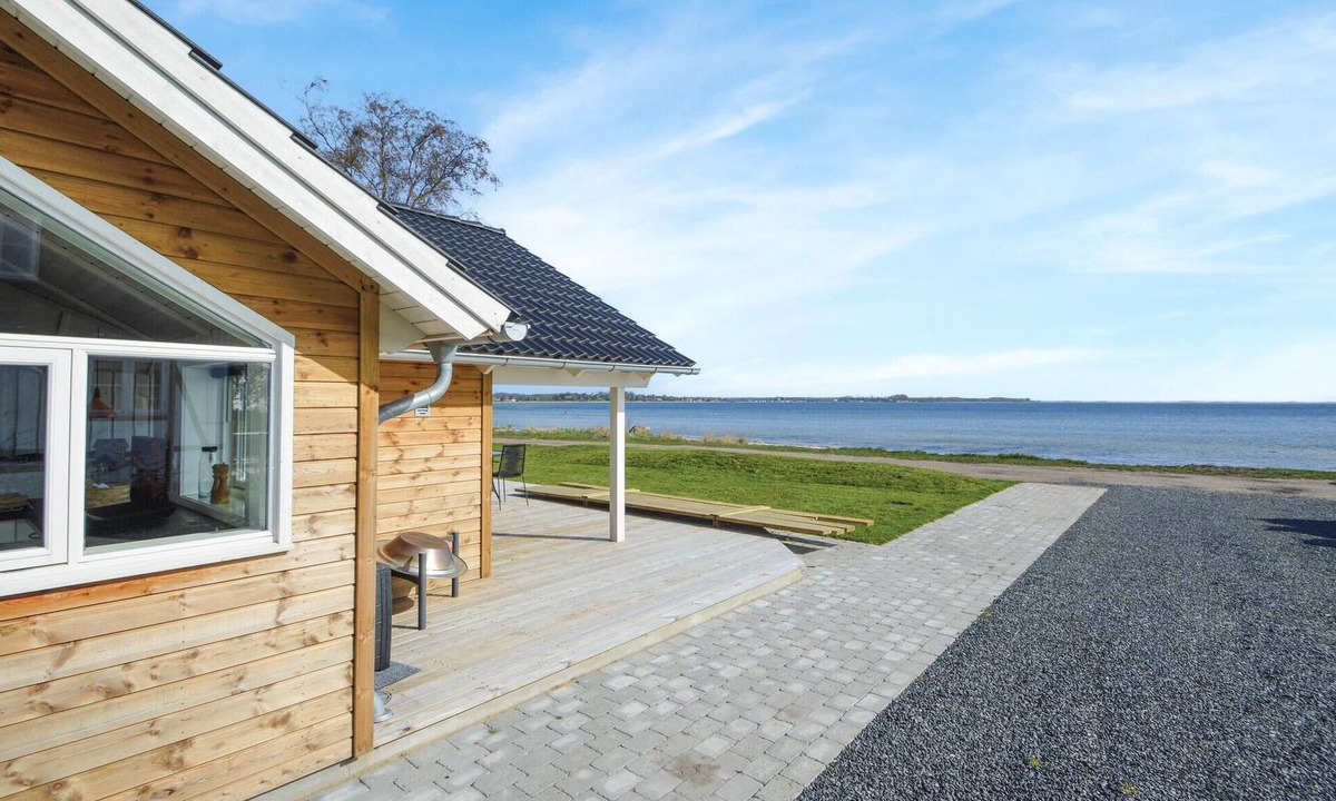 Grønninghoved Strand House | Stunning home in Sjølund