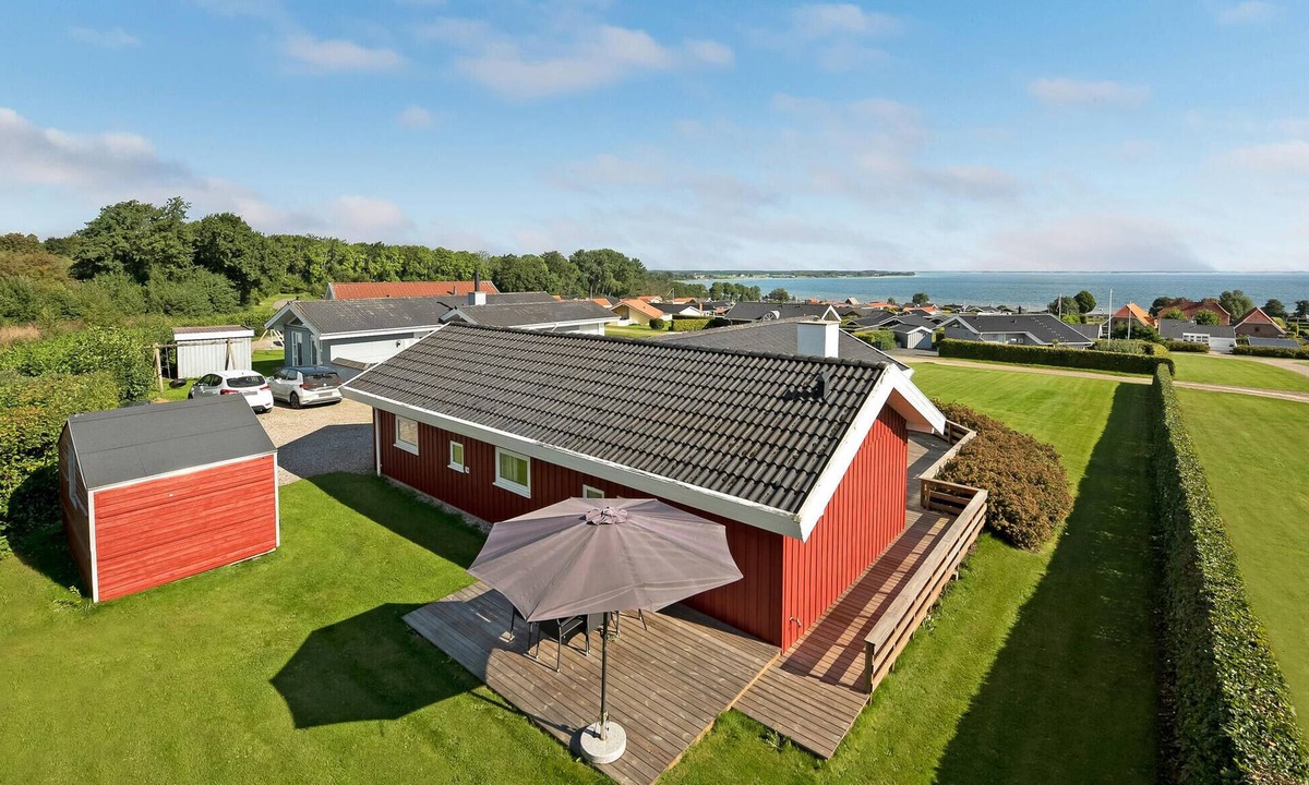 Grønninghoved Strand House | Stunning home in Sjølund with kitchen