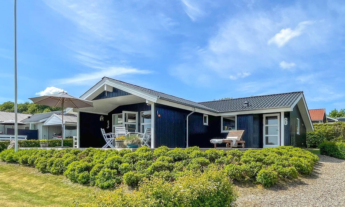 Grønninghoved Strand House | Stunning home in Sjølund with kitchen
