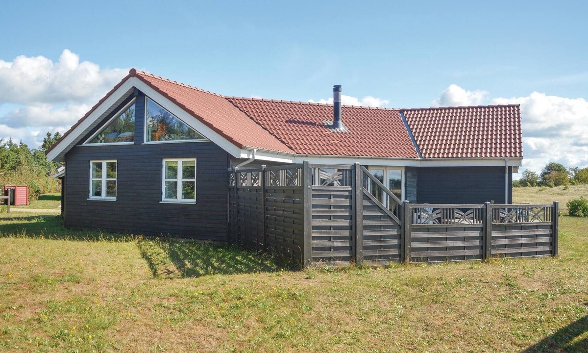 Skjern House | Stunning home in Skjern with kitchen