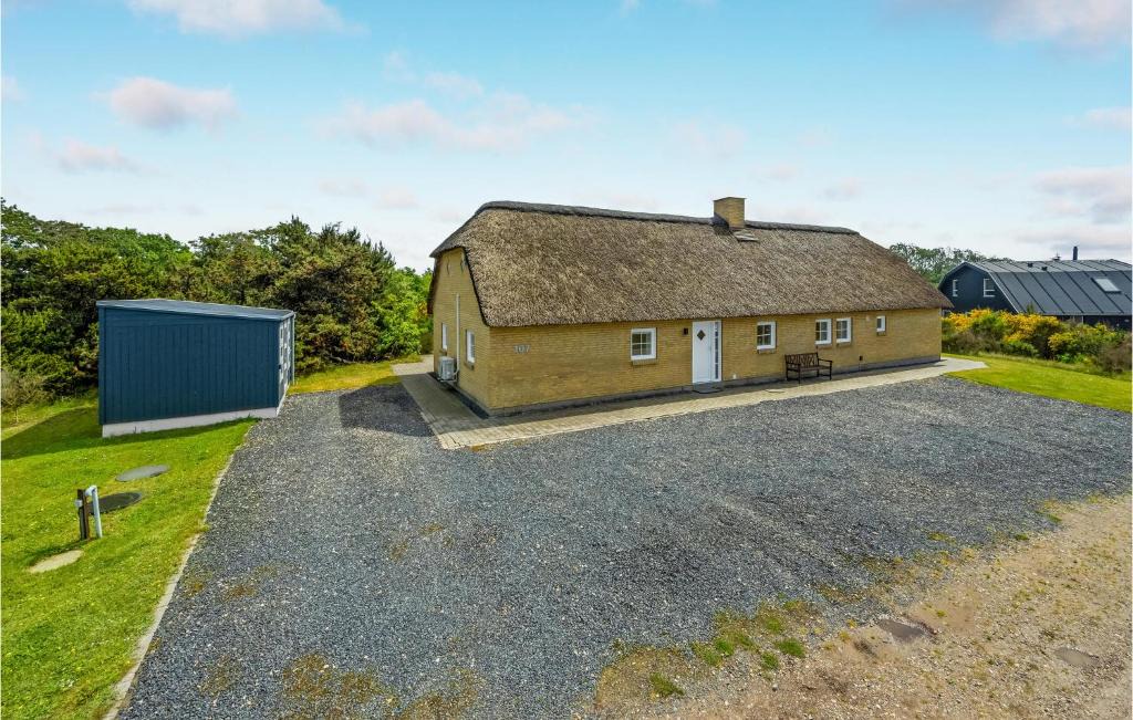 Skjern House | Stunning Home In Skjern With Kitchen