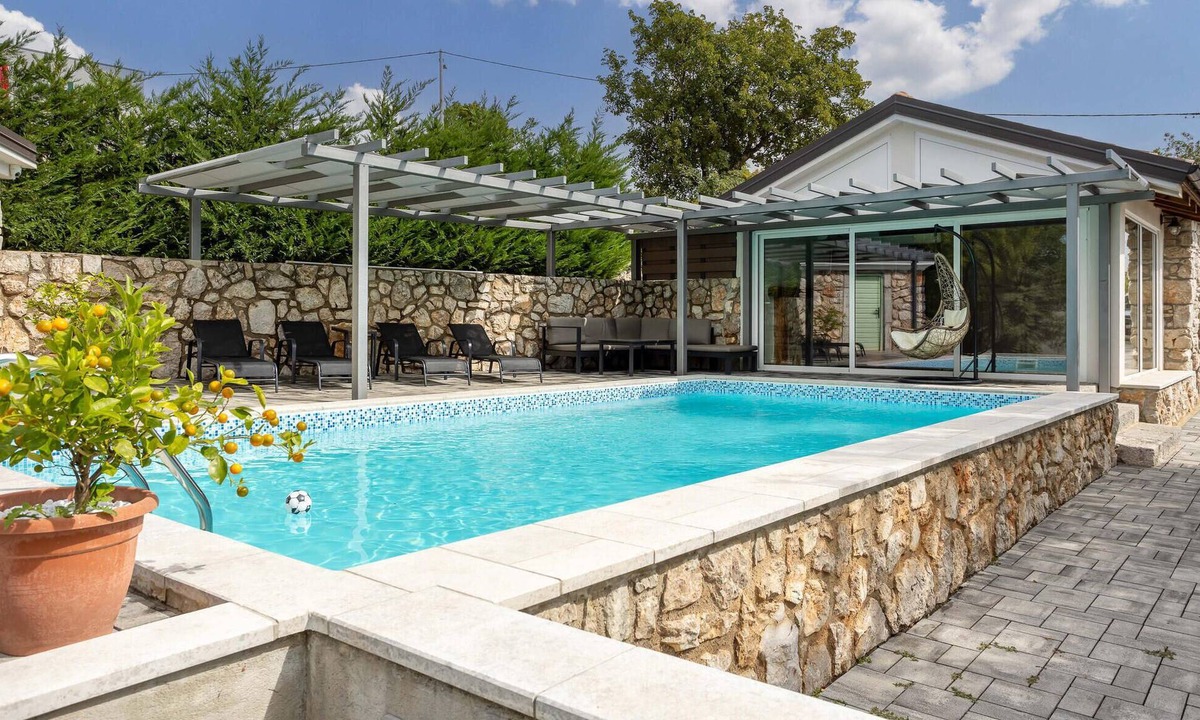 Smrika House | Stunning home in Smrika