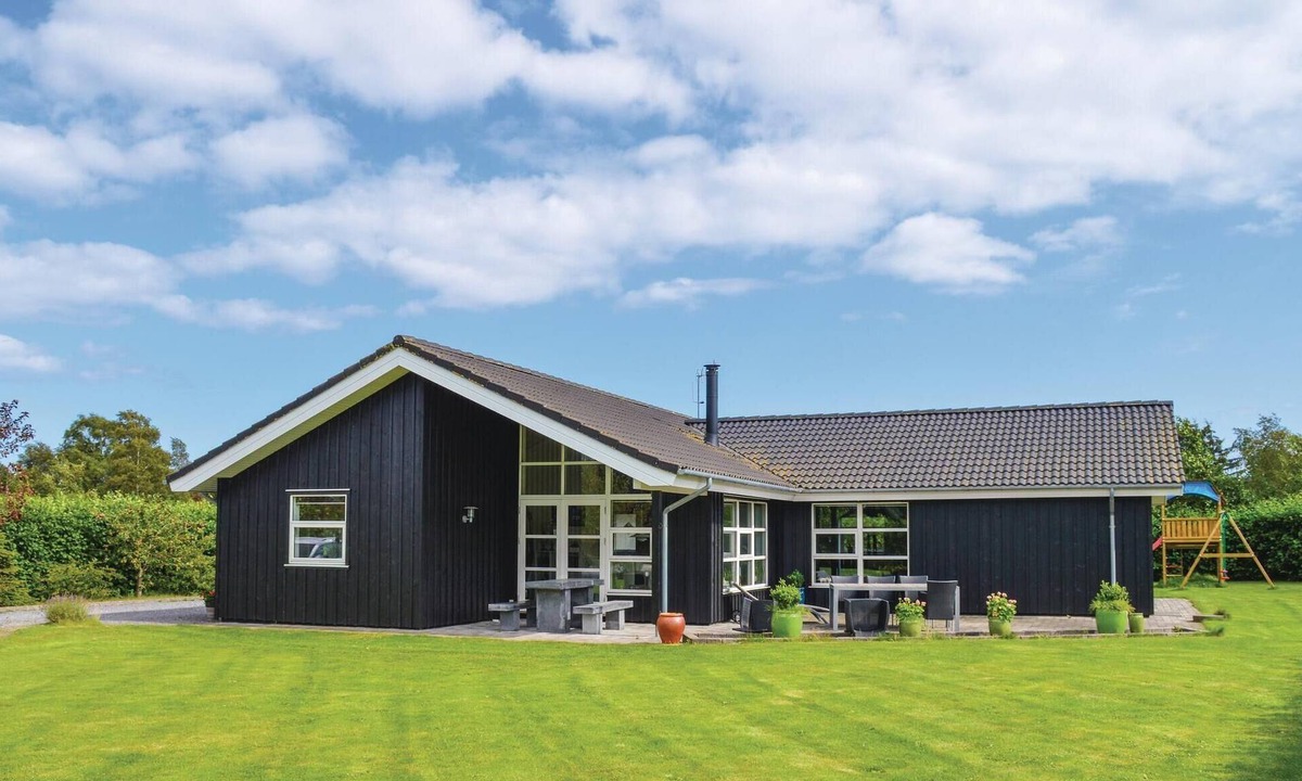 Egense House | Stunning home in Storvorde with kitchen