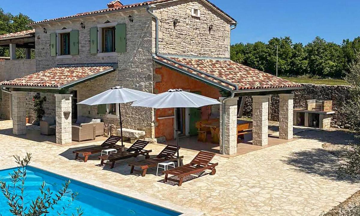 Brecevici House | Stunning home in Tinjan with private swimming pool, can be inside or outside