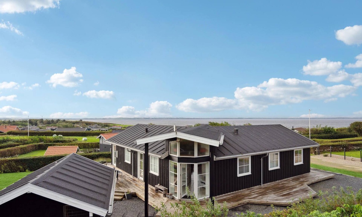 Vinderup House | Stunning home in Vinderup with kitchen