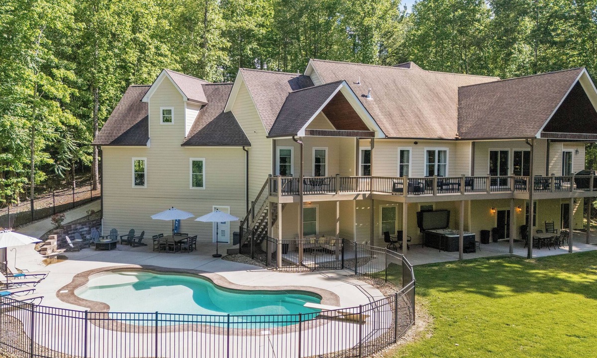 Caryville House | Stunning Home on Norris Lake- Custom Inground Pool and Dock Access! Book now!