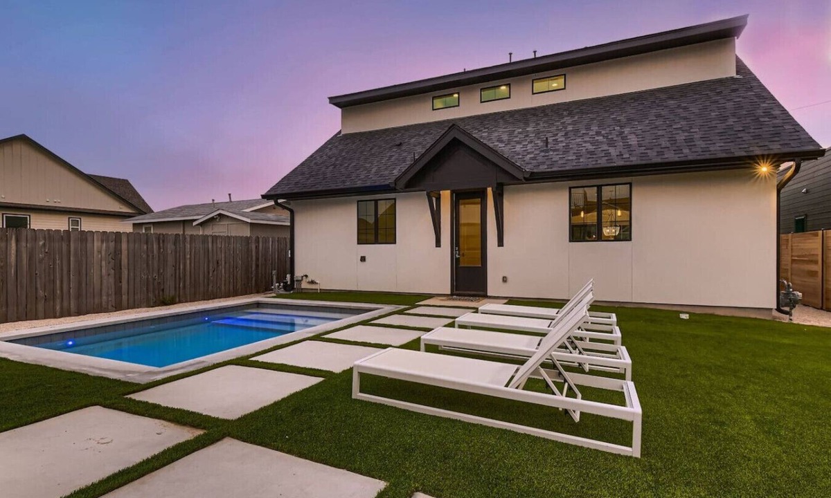 Georgetown House | Stunning Home Walk to Square & Heated Pool