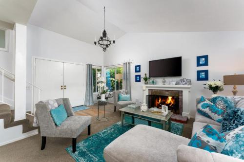 Lake Forest House | STUNNING HOME WITH SPA, FRONT AND BACK YARD, HUGE DECK, OUTSTANDING LOCATION