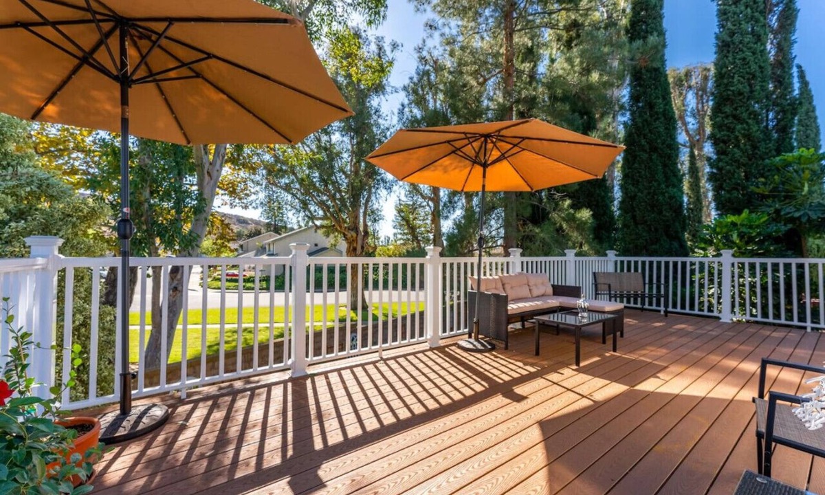 Lake Forest House | STUNNING HOME WITH SPA, FRONT AND BACK YARD, HUGE DECK, OUTSTANDING LOCATION