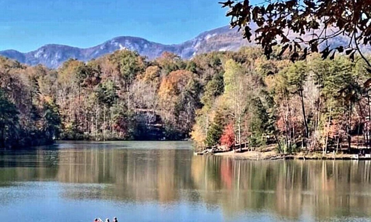 Lake Lure Cabin | Stunning, huge, Walk to Lake/BEACH/River/pet/canoes, kayaks