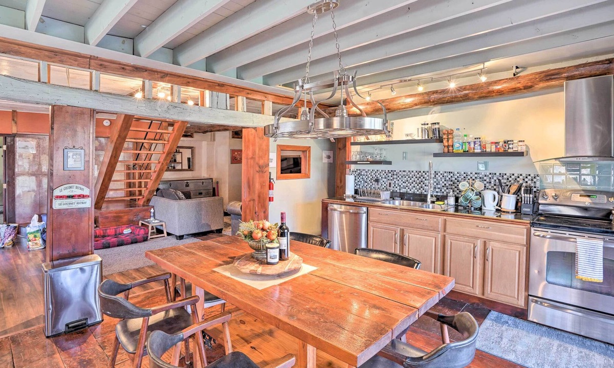 Jefferson House | Stunning Jefferson Retreat w/ Fire Pit