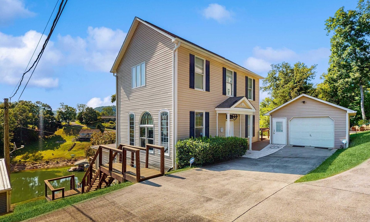 Maynardville Cabin | Stunning Lake Front Home, Sleeps 13, Dock, Views