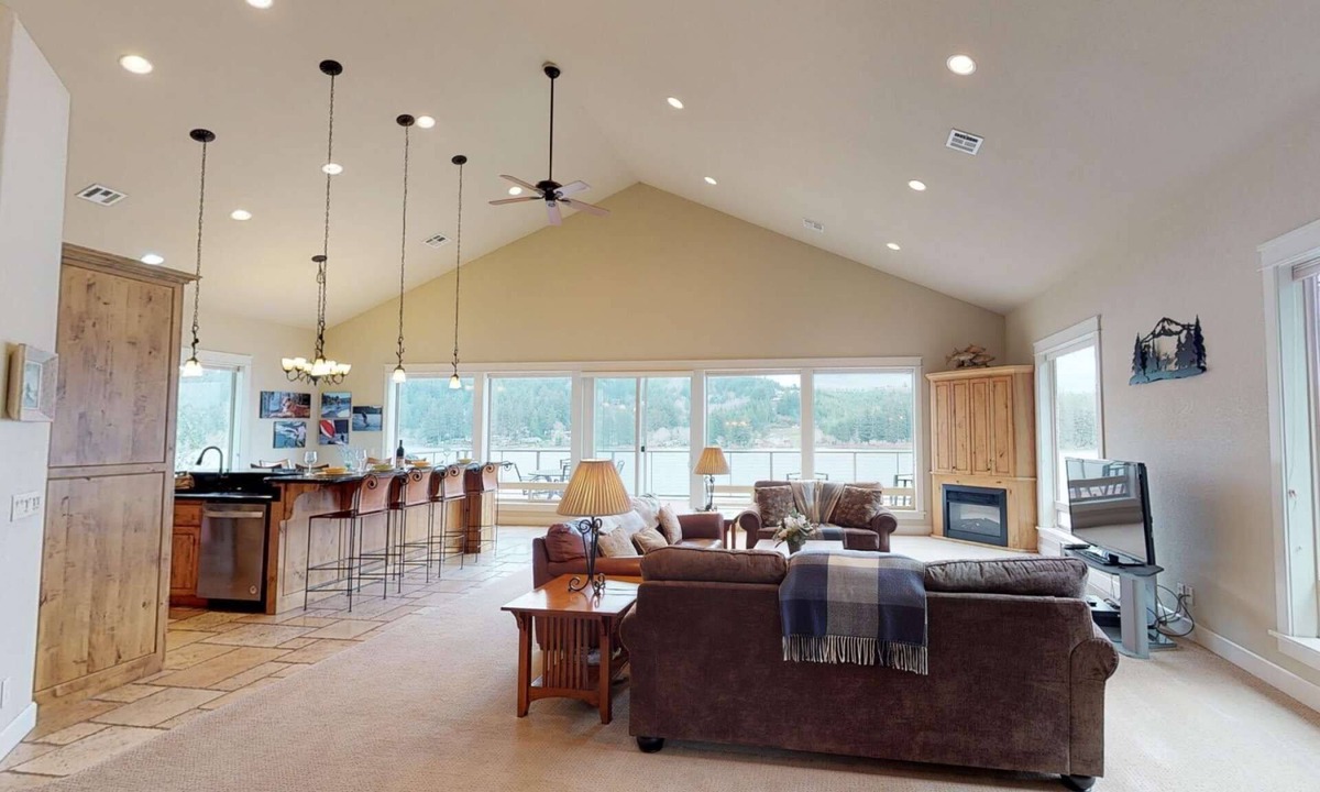 Dunes City House | Stunning Lake Front Home-Private Dock-Pet Friendly-Close to Downtown Florence & Dunes