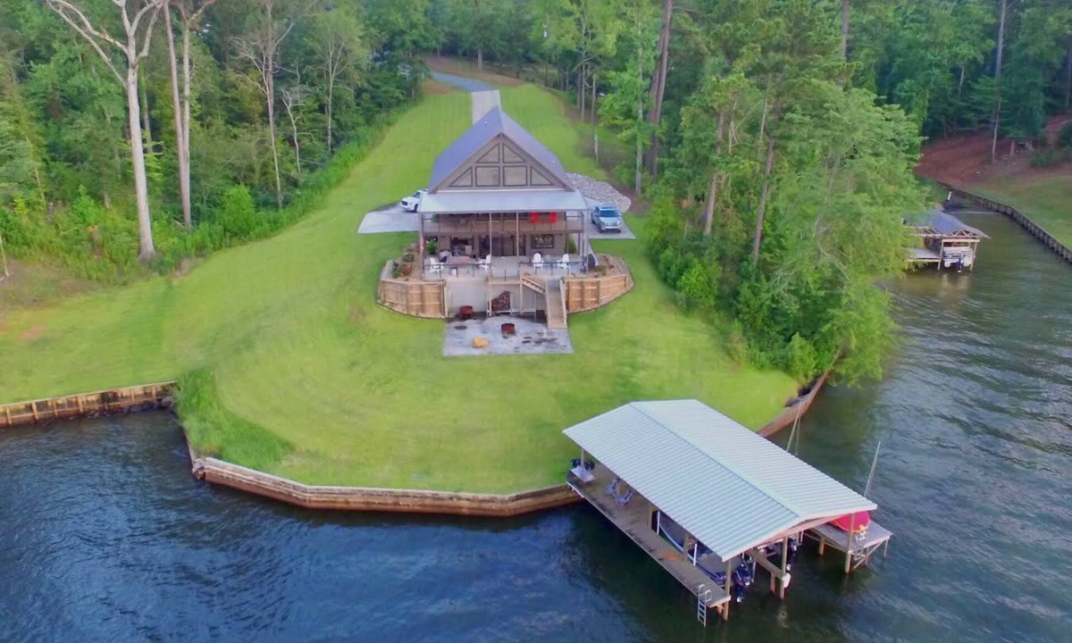 Negreet House | Stunning Lake Front Home on Toledo Bend - 4 Bed - 3 Bath