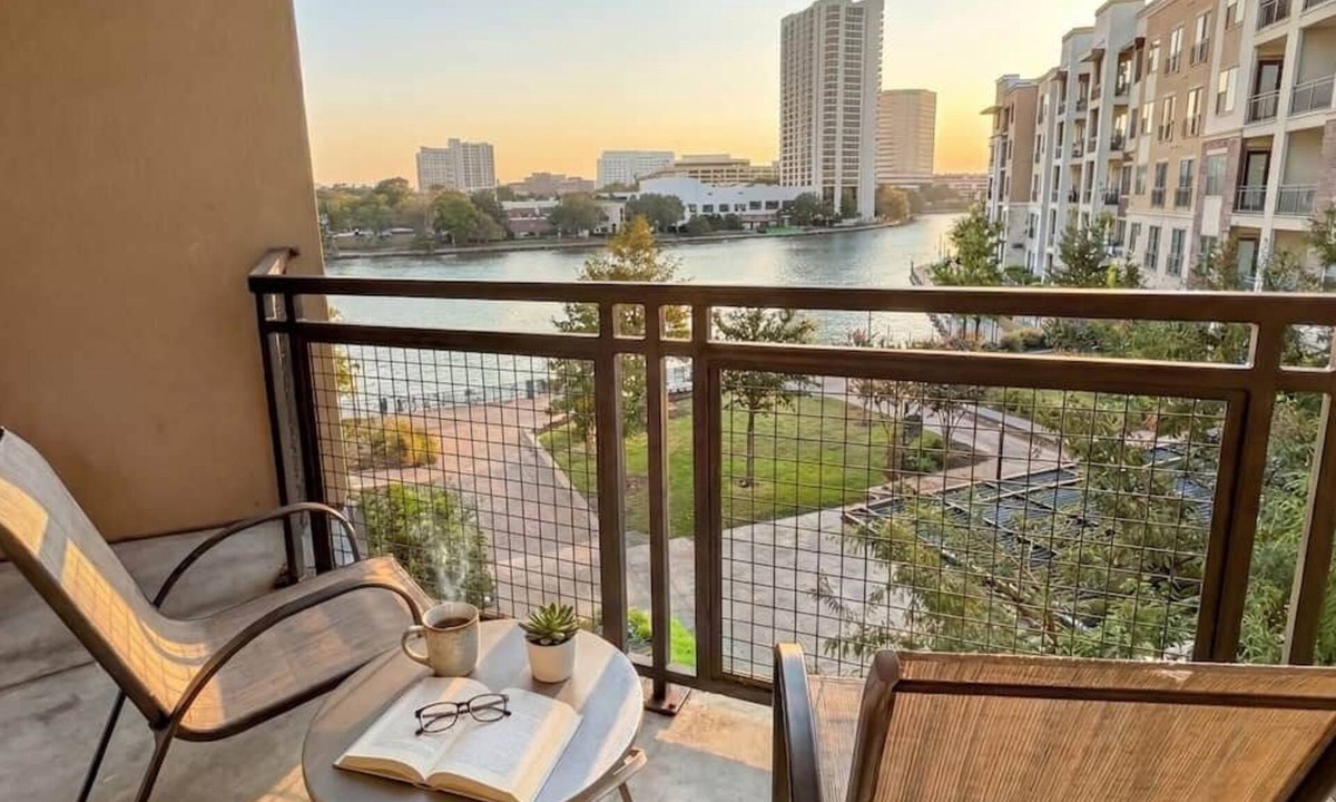 Las Colinas Apartment | Stunning Lake Views | DART Train | Gym & Pool