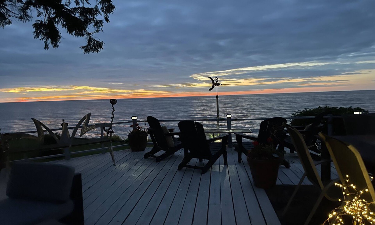 Sodus Cottage | Stunning Lake Views From This Artistic Getaway