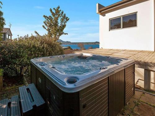 Acacia Bay House | Stunning Lake Views