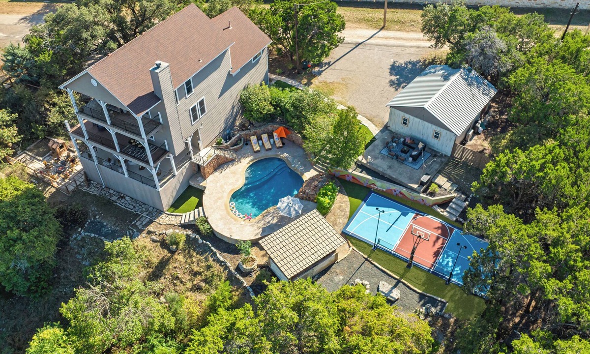 Lakeway House | Stunning Lake Views -Pickleball, Heated Pool, Golf Simulator