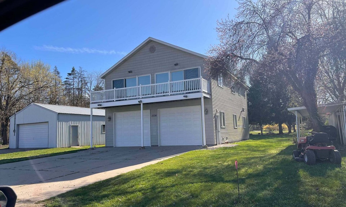 Allegan House | Stunning Lake Views with Balcony - with lake access