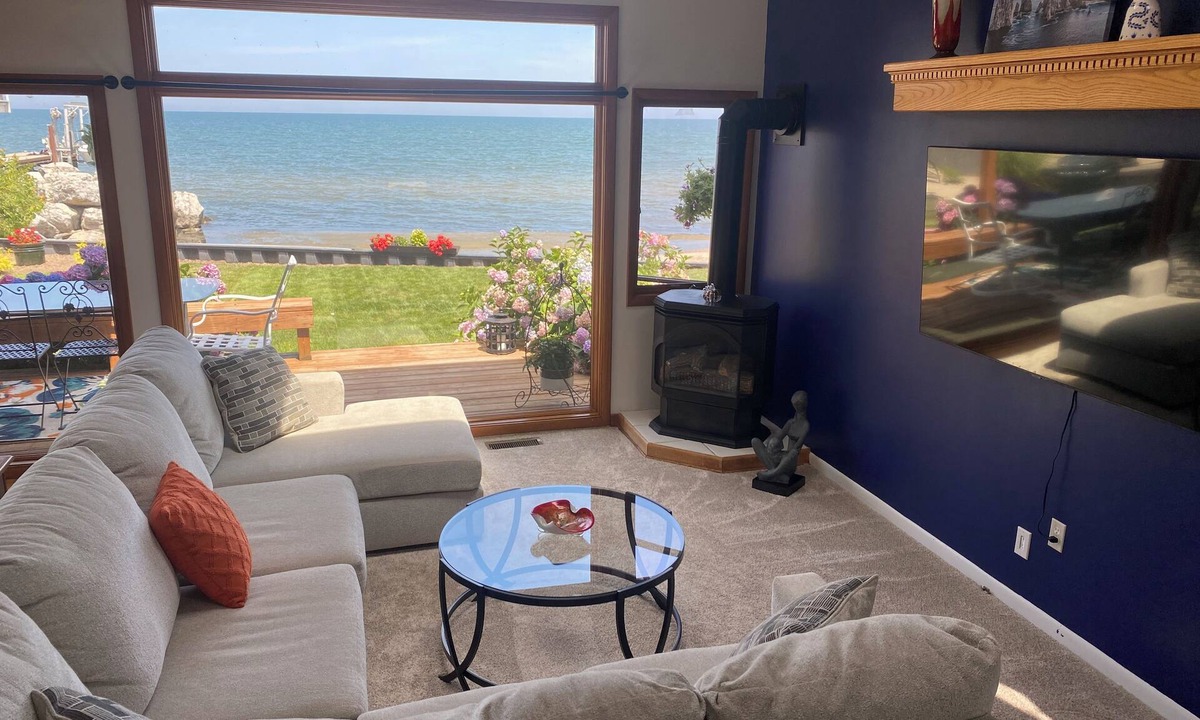 Hilton House | Stunning Lakefront Beach House